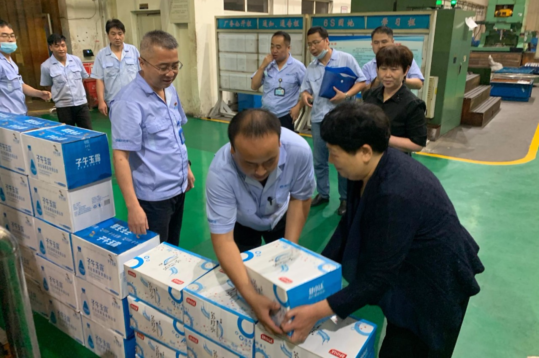 ?陜西省總工會(huì)黨組成員李秀華一行到秦川集團(tuán)慰問(wèn)一線(xiàn)職工