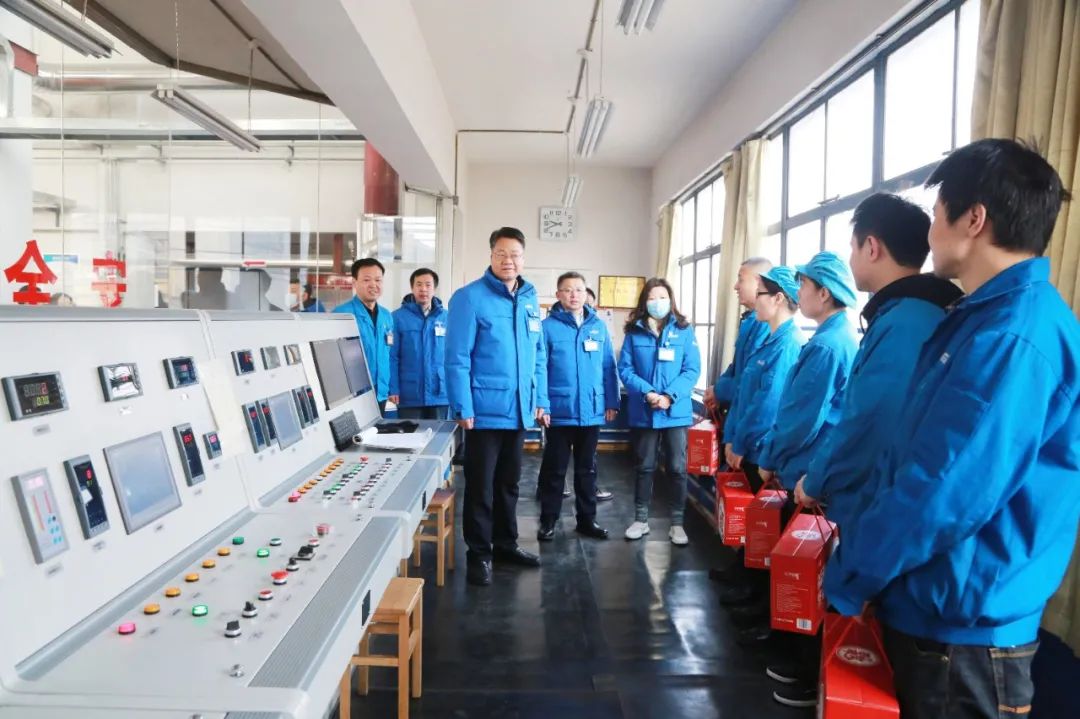 集團(tuán)領(lǐng)導(dǎo)大年初一慰問在崗值班員工