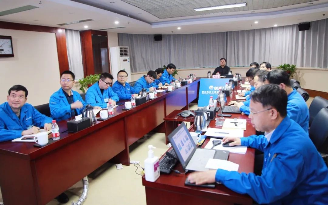 嚴(yán)鑒鉑董事長(zhǎng)與本部科研人員、技術(shù)專家座談交流