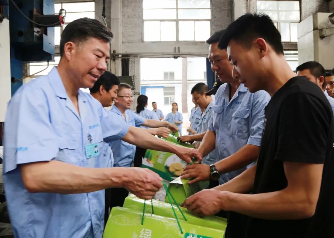 嚴(yán)鑒鉑董事長(zhǎng)率隊(duì)慰問一線加班員工