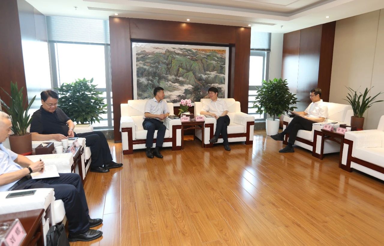 西安市政協(xié)主席、西咸新區(qū)黨工委書(shū)記岳華峰會(huì)見(jiàn)嚴(yán)鑒鉑董事長(zhǎng)