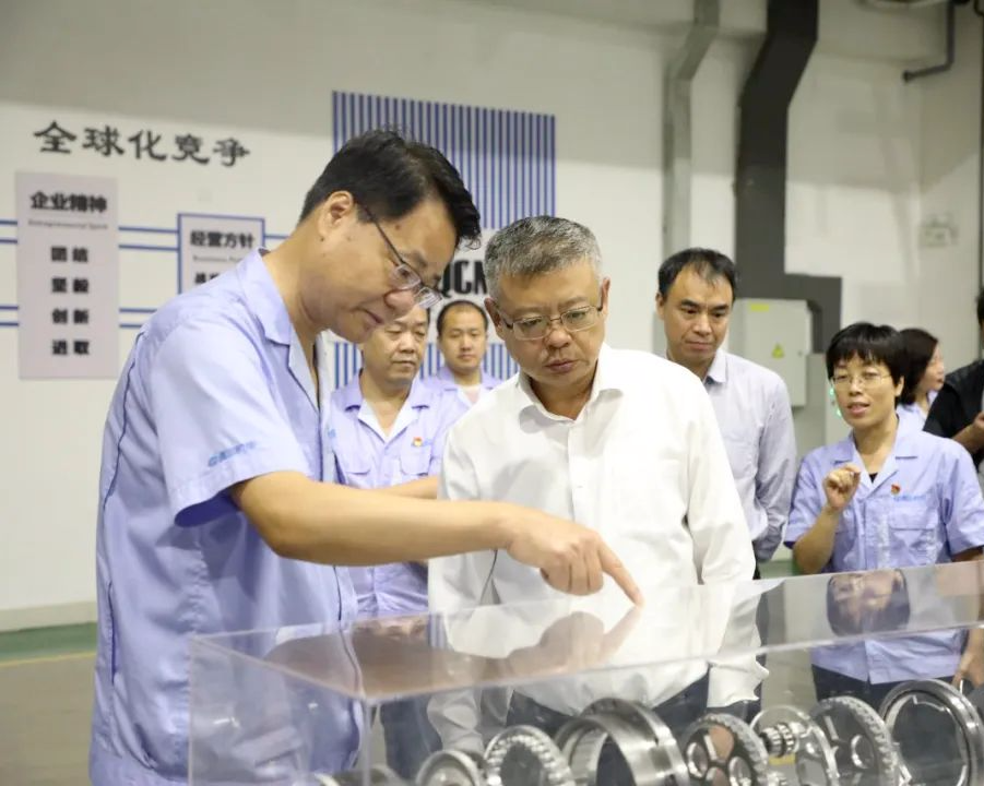 【集團資訊】陜西證監(jiān)局黨委書記、局長魚向東一行蒞臨集團調(diào)研指導(dǎo)工作