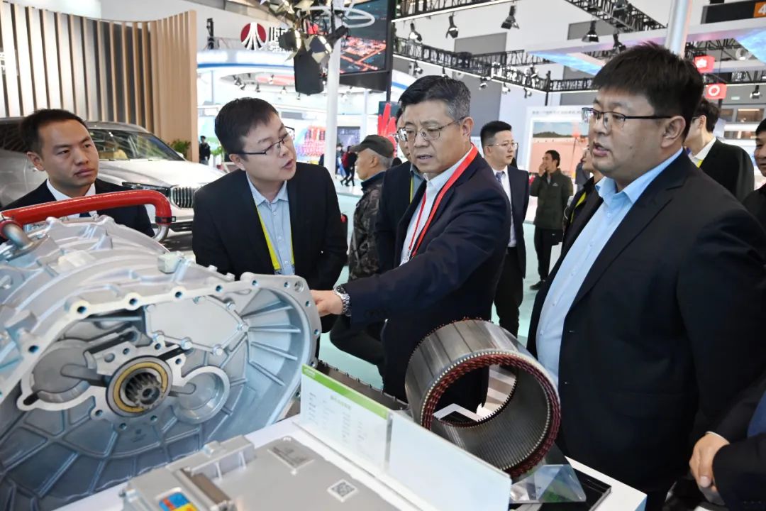 【集團(tuán)資訊】馬旭耀到絲博會(huì)法士特和秦川展臺(tái)指導(dǎo)工作