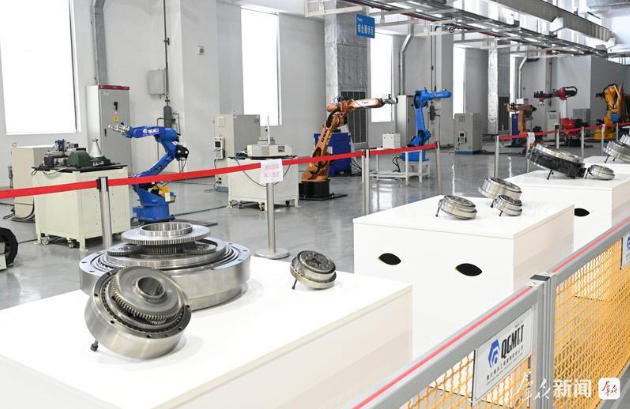 【媒體關(guān)注】群眾新聞 · 學(xué)習(xí)強國 | 10000小時的突破——老牌機床企業(yè)打通國產(chǎn)工業(yè)機器人“關(guān)節(jié)病”